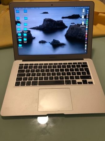 MacBook Air with 1.8GHz Core i5 (8GB RAM, 120GB SSD) 2017 Laptop